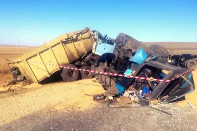 В Северном Казахстане Камаз и трактор не разъехались, водитель грузовика погиб на месте 