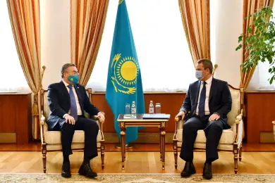 Здоровый патриотизм: глава МИД Казахстана выбрал нестандартную маску для встречи с послом Беларуси 