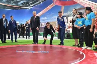 Токаев и Макрон сыграли в казахскую национальную игру 