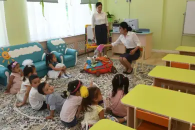 Воспитателям детсадов в Казахстане повысят зарплату 