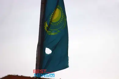В Нур-Султане висит дырявый элемент Государственного флага Казахстана - фото, видео 