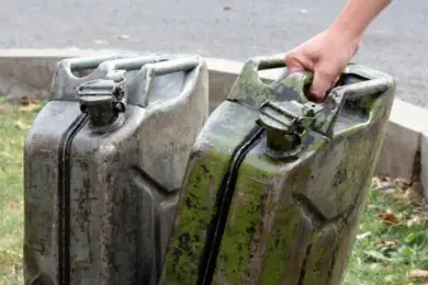 «Пихают по 20 канистр бензина в багажник»: Казахстан вводит запрет на вывоз бензина автотранспортом 