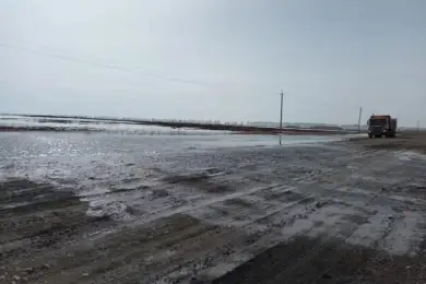 В 20 км от Шалкара произошел разлив талой воды на дороге 