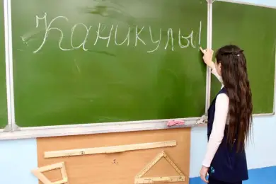 Педагоги аплодировали новости о возвращении каникул с 25 мая в школах Казахстана 