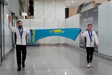Денис Никиша вышел с большим флагом Казахстана - как встретили серебряного призера ЧМ 