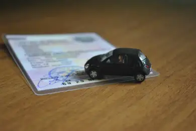 Токаев подписал закон, разрешающий водителям не возить техпаспорт и права 