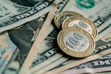 Эксперт о панике в "обменниках" Казахстана: с долларами расставаться не стоит 