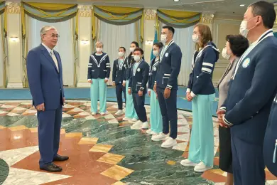 Токаев вручил Флаг Казахстана олимпийцам 