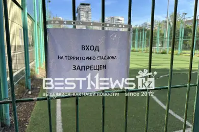 После гибели школьника на футбольном поле Астаны появилась табличка 