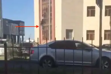 Астанчанин пытался сбежать из полиции через окно - видео 