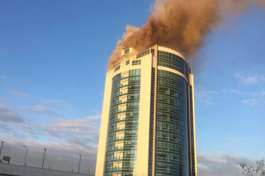 В Нур-Султане загорелась обшивка здания "Казахмыса" - видео 