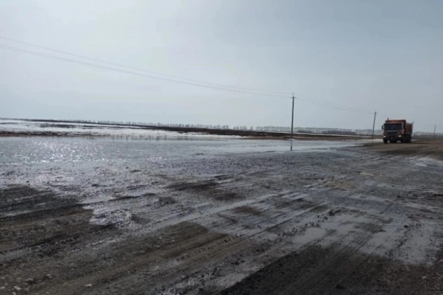 В 20 км от Шалкара произошел разлив талой воды на дороге 