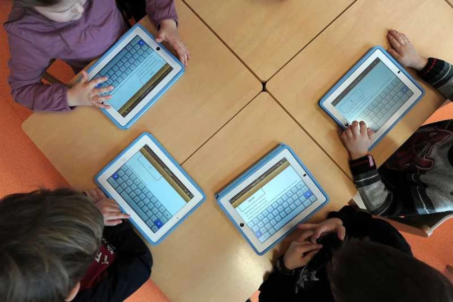 Минздрав предложил ограничить использование планшетов в школах Казахстана 