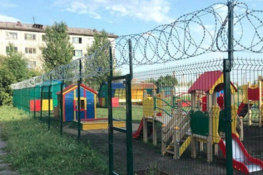  В Астане двое мужчин украли забор в детском саду, ущерб на 4 млн тенге 
